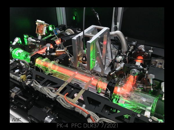 PK-4 Parabelflugeinheit mit Neon-Plasma (orange) und Beleuchtungslaser (grün)