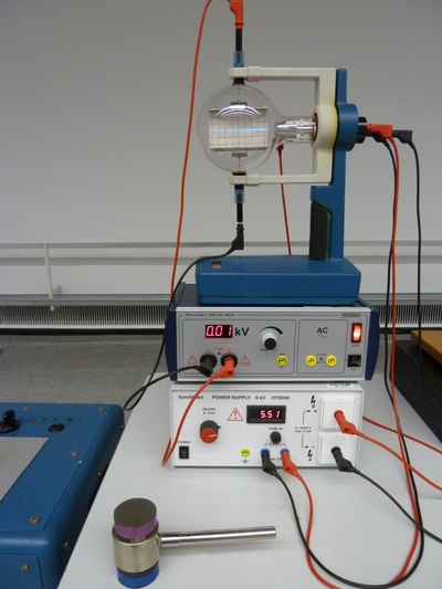 Elektronenstrahl im Feld eines Kondensators 01