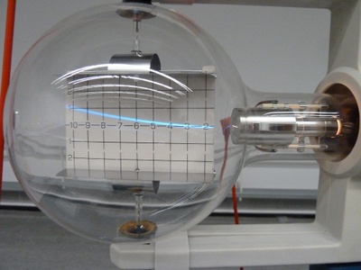 Elektronenstrahl im Feld eines Kondensators 02
