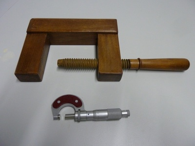 Modell einer Mikrometerschraube