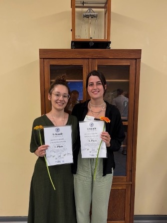 Die Gewinnerinnen Angelika Steer (links) und Johanna Otto (rechts) mit ihren Urkunden. Foto: Sascha Johann