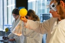 Studierende im Labor