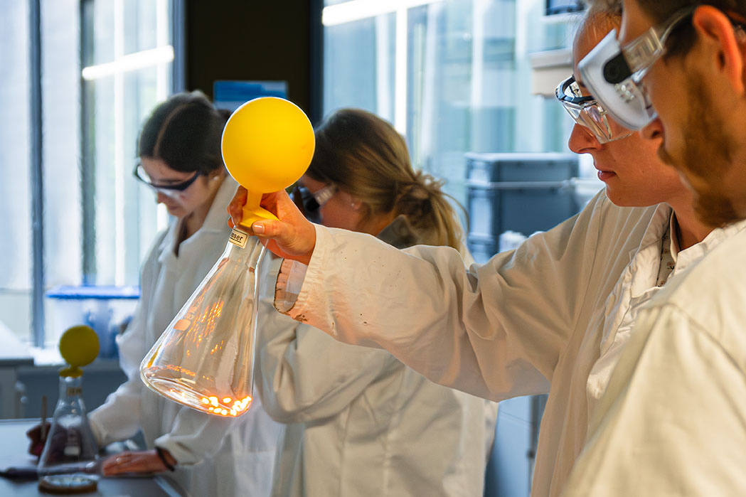 Studierende im Labor