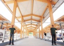 Zu sehen ist Andreas Gattinger und Christian Lambertz stehend in den Stallungen des Gladbacher Hofs (große Auflösung).
