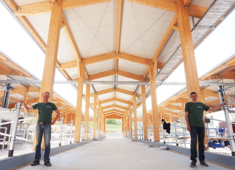 Zu sehen ist Andreas Gattinger und Christian Lambertz stehend in den Stallungen des Gladbacher Hofs (große Auflösung).