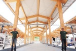 Zu sehen ist Andreas Gattinger und Christian Lambertz stehend in den Stallungen des Gladbacher Hofs - Klicken Sie auf das Bild, um es zu vergrößern.