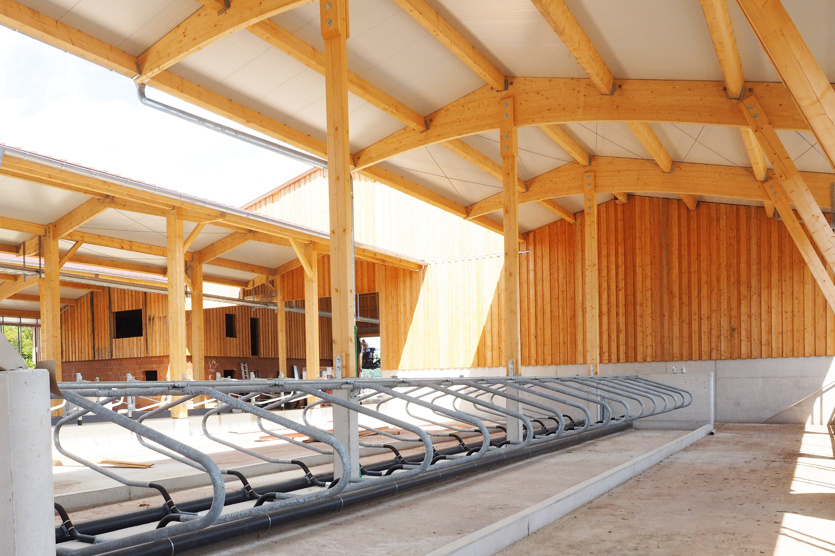 Zu sehen ist die neue Stallung von innen (große Auflösung)