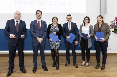 Überreichung der Promotionsurkunden