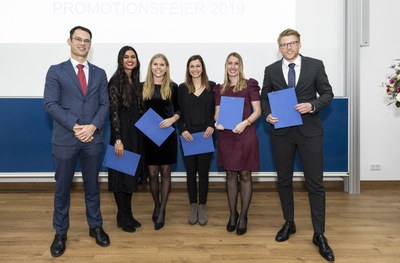 Überreichung der Promotionsurkunden