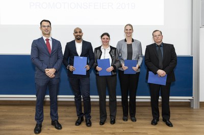Überreichung der Promotionsurkunden