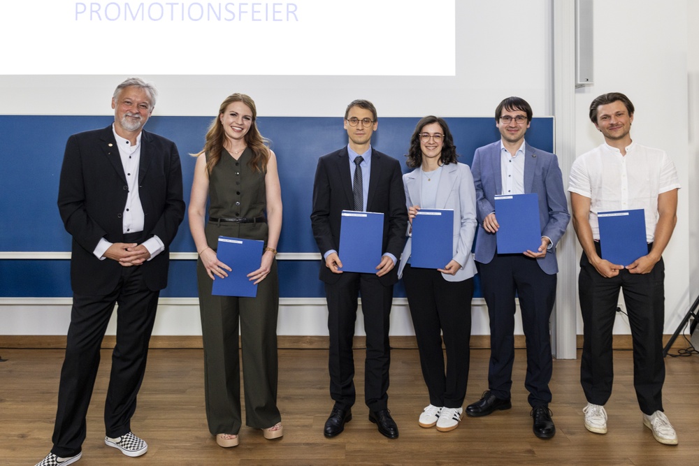 Überreichung der Promotionsurkunden