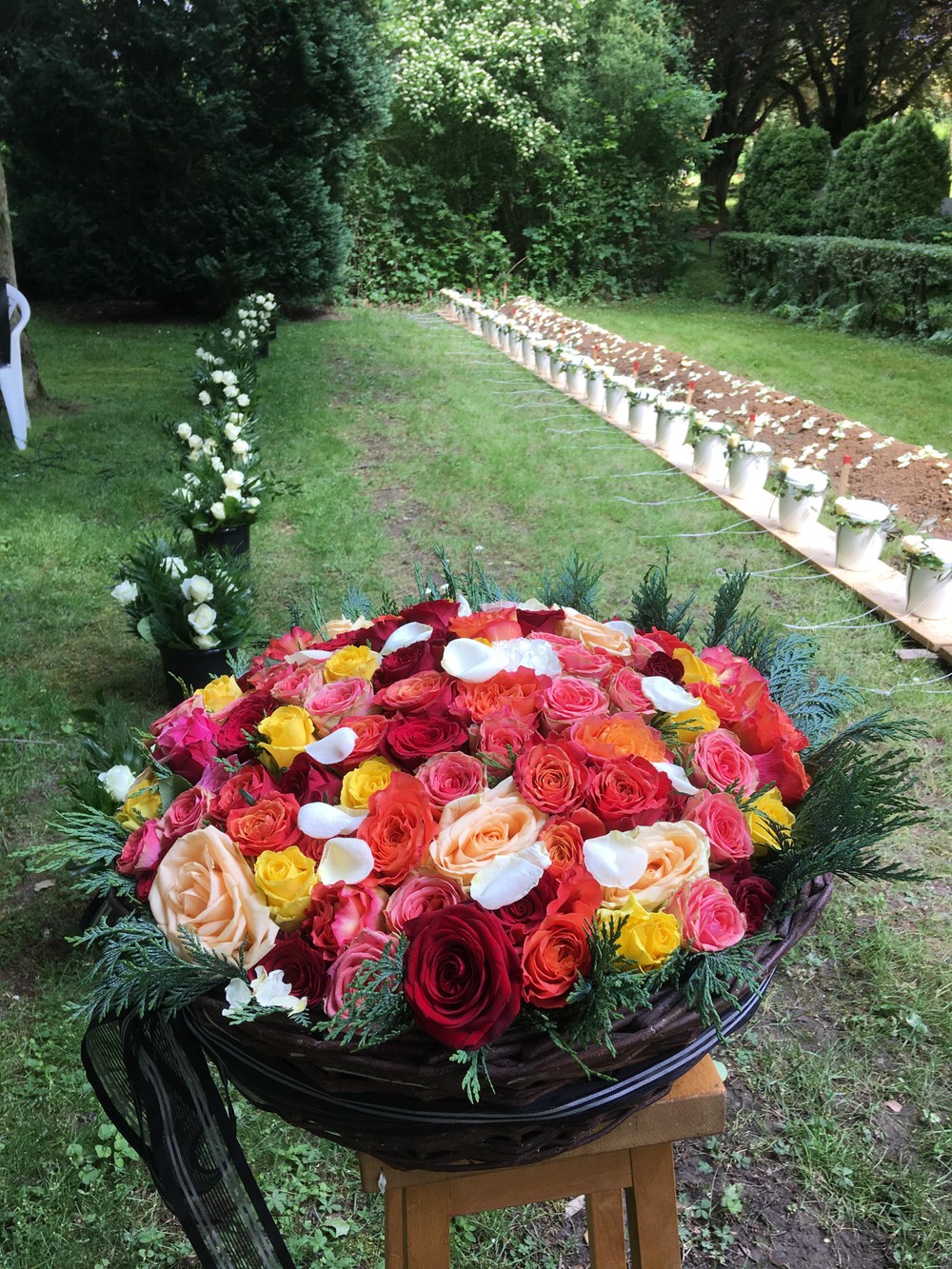 Urnenfeld mit Blumengesteck