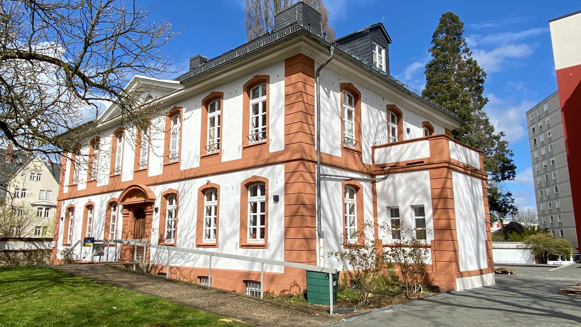 Institut-front.jpg