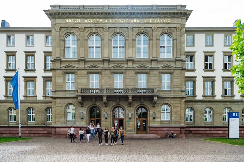 Uni Hauptgebäude.jpg
