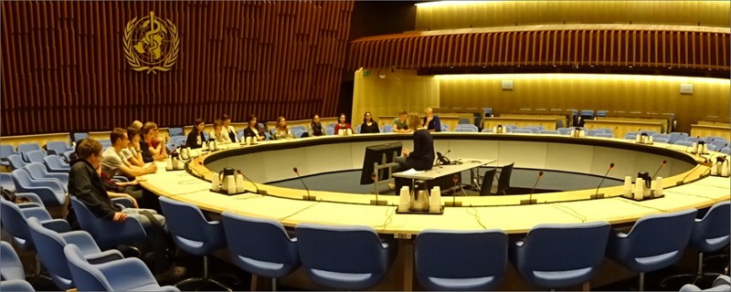 Slider: Studierende des SPC Global Health im „Executive Board Room“ der WHO in Genf, 2015.