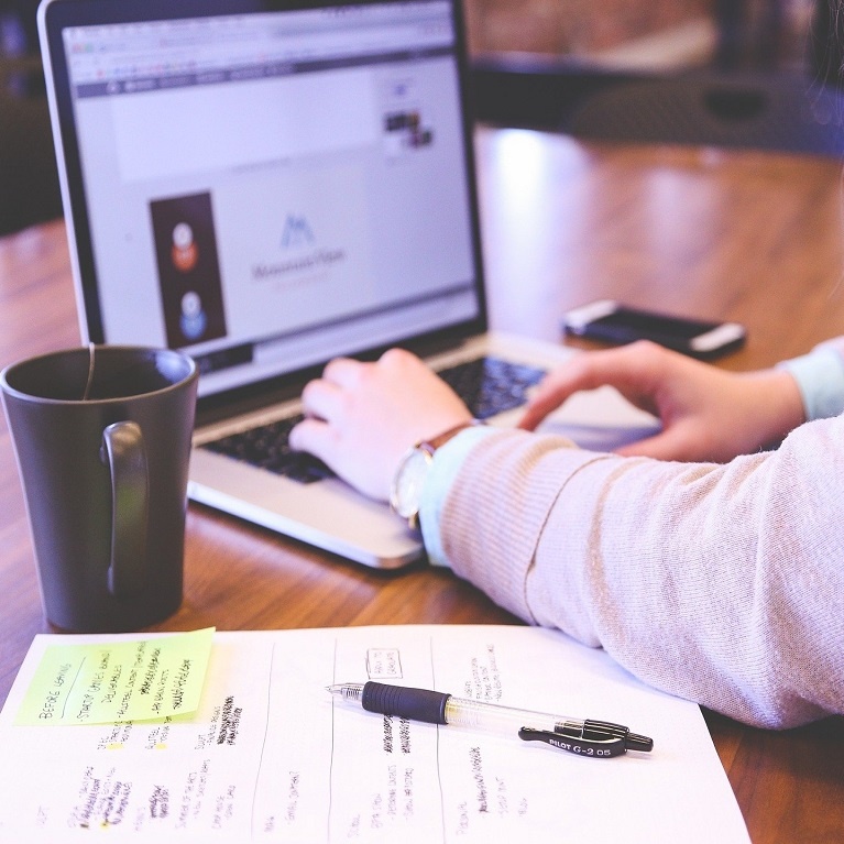 Bild von StartupStockPhotos auf Pixabay
