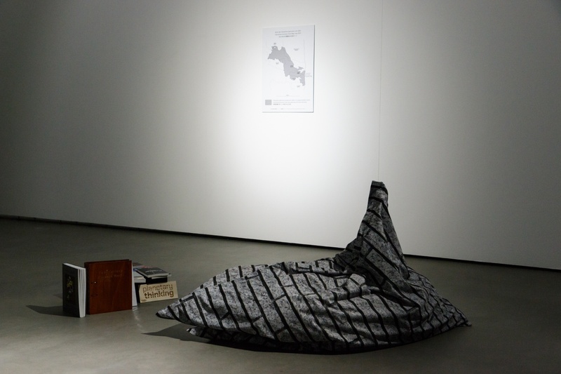 Leseecke in der Ausstellung © Aron Endres
