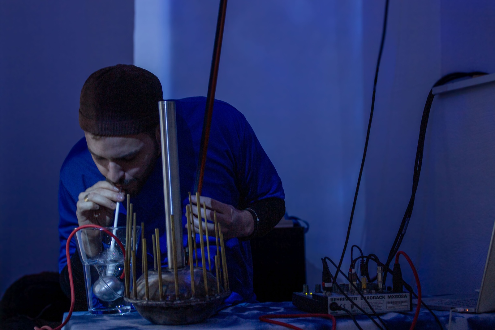 Pablo Pacheco, der mit seiner Ocean Harp experimentiert
