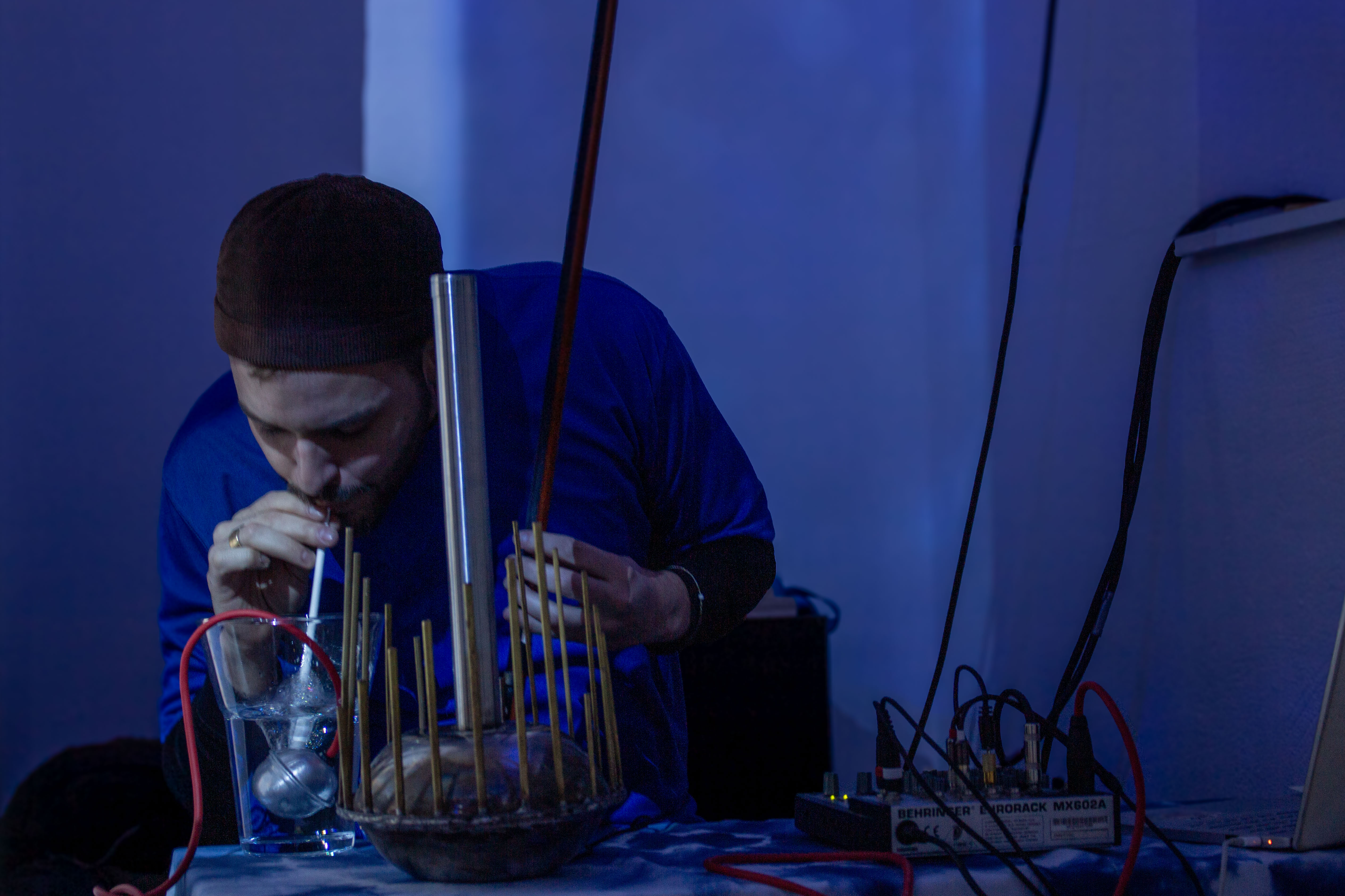 Pablo Pacheco, der mit seiner Ocean Harp experimentiert
