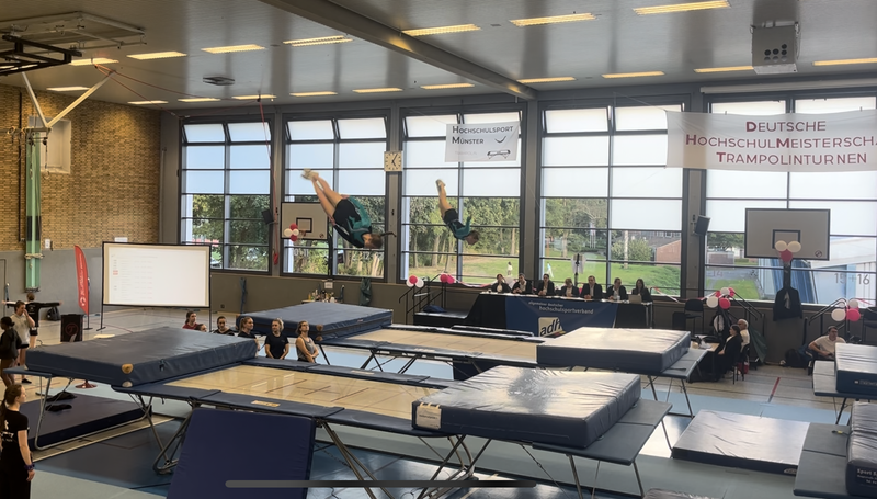 Franziska Reitz und Jana Lies beim Trampolin Synchronspringen