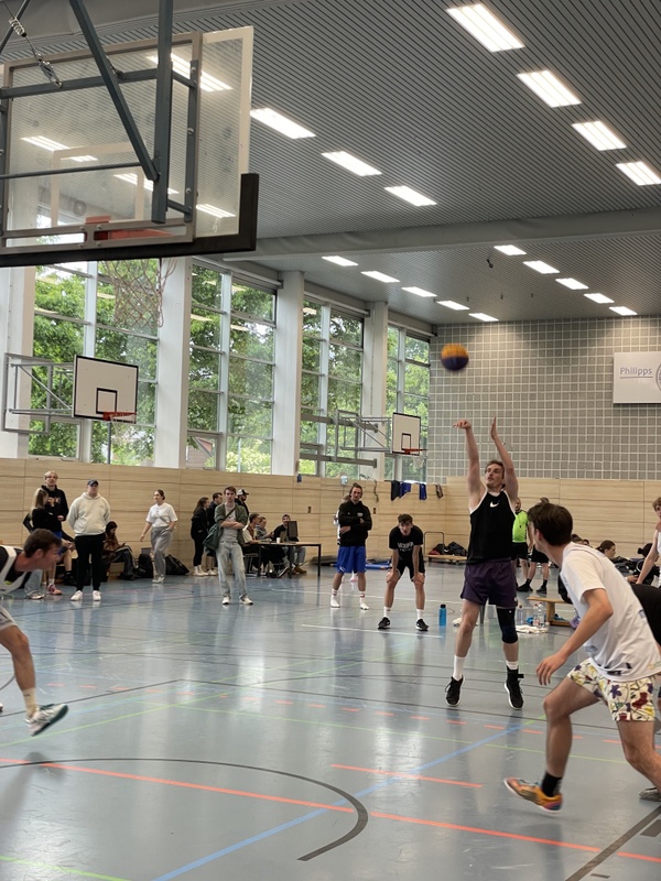 JLU Männer-Team beim Freiwurf (Foto: Moritz Thannheimer) ...