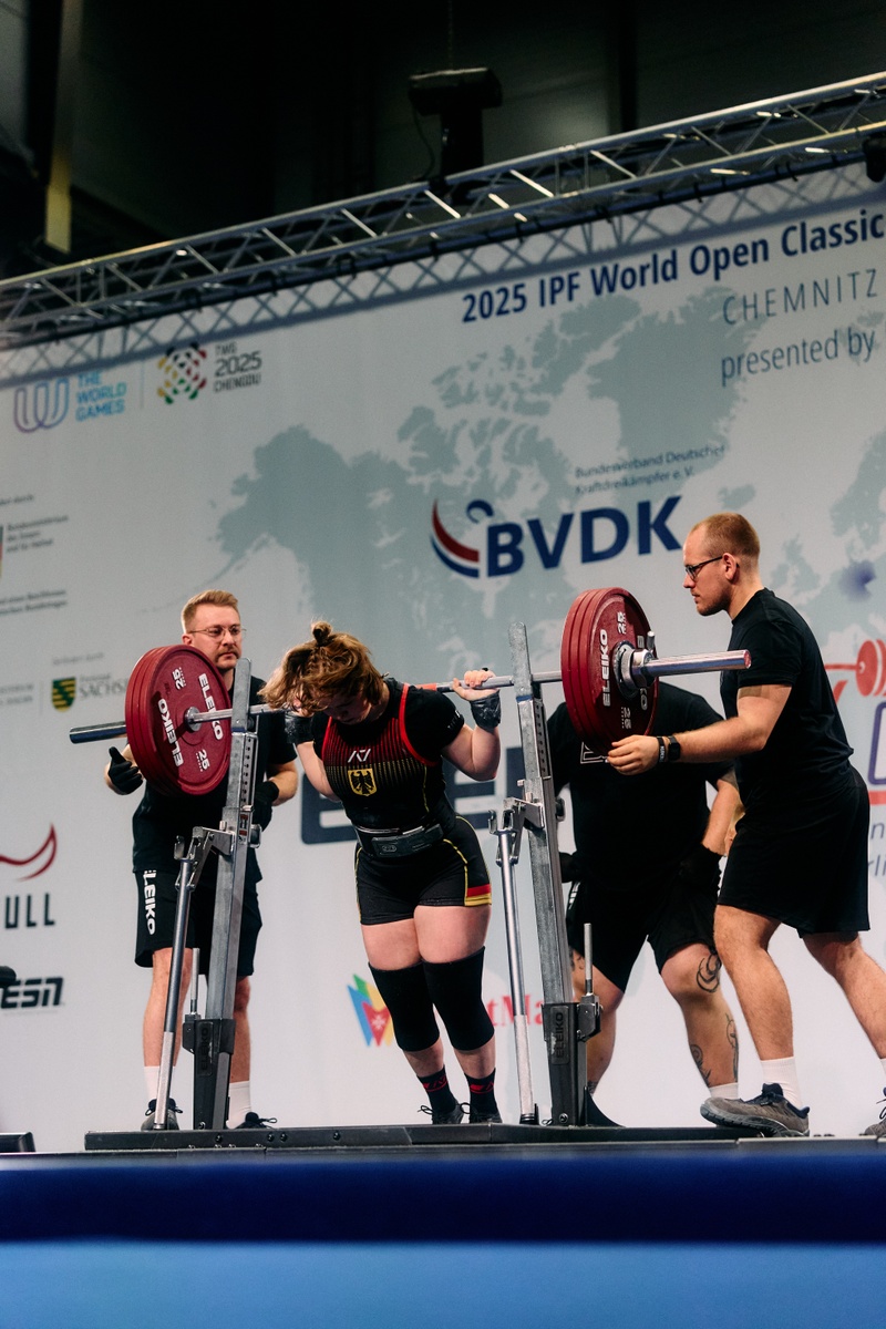 Helene Marie Eckardt beim Powerlifting (Foto: whit3media, whitelightsmedia)