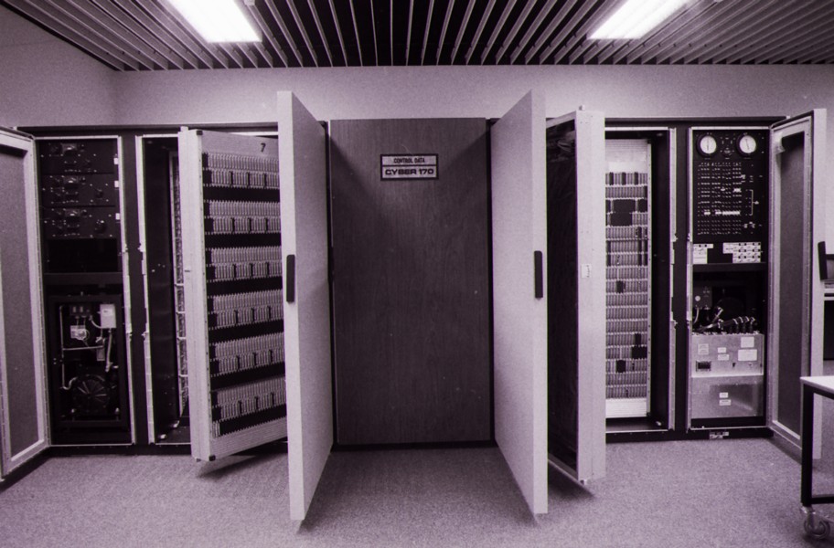 Neubau des HRZs von Innen; CPU Cyber 174