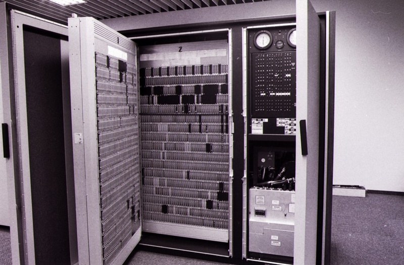Neubau des HRZs von Innen; CPU Cyber 174