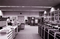 Neubau des HRZs von Innen; Magnetbandstationen, Konsole, Festplatteneinheiten