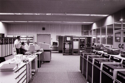 Neubau des HRZs von Innen; Magnetbandstationen, Konsole, Festplatteneinheiten