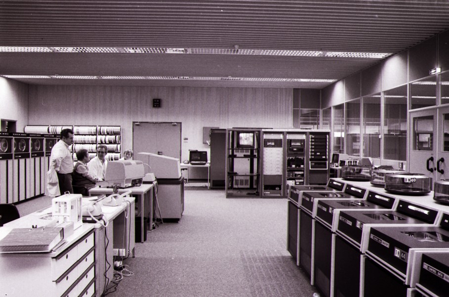 Neubau des HRZs von Innen; Magnetbandstationen, Konsole, Festplatteneinheiten