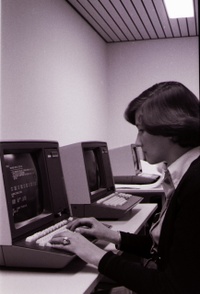 Neubau des HRZs von Innen; Arbeiten an einem Terminal