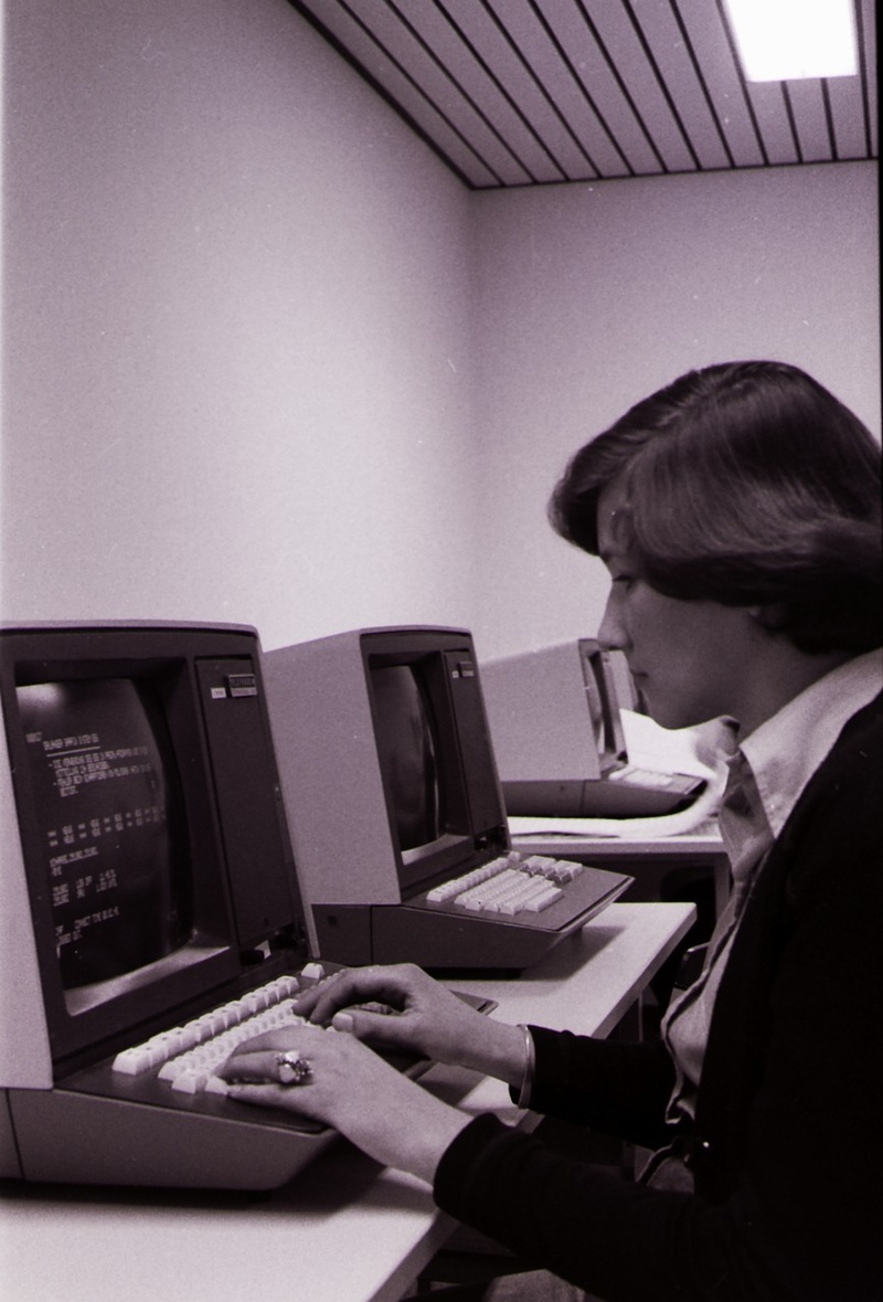 Neubau des HRZs von Innen; Arbeiten an einem Terminal