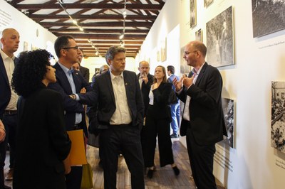 Die Bundesminister Cem Özdemir und Robert Habeck (Mitte, v.l.n.r.) beim Besuch der Dauerausstellung „El Testigo“ in Bogotá mit Prof. Dr. Stefan Peters (rechts) und Indira Murillo (links). Foto: Lucía Alarcón / Mareen Schröder