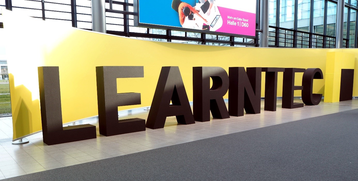 Sie sehen den Eingangsbereich der Bildungsmesse Learntec