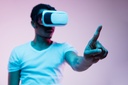 Zu sehen ist ein Mann, der eine VR-Brille trägt.