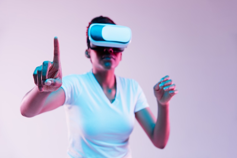 Zu sehen ist eine Frau, die eine VR-Brille trägt.