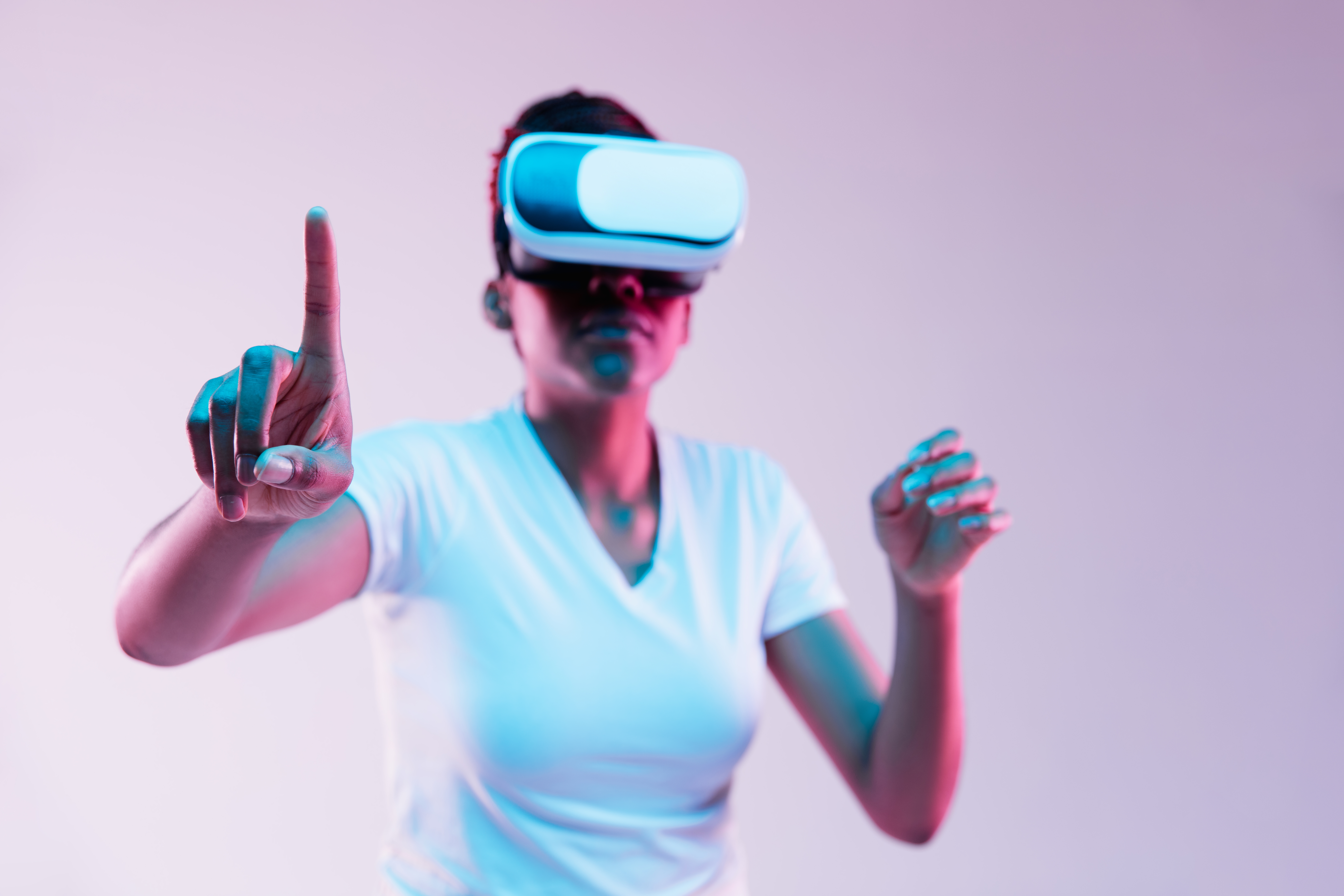 Zu sehen ist eine Frau, die eine VR-Brille trägt.