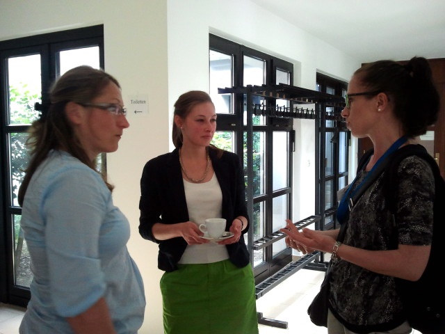 Ivana Barkijević im Gespräch mit den Alumnis Katja Kloos Anastasia Thulka (v.R.)