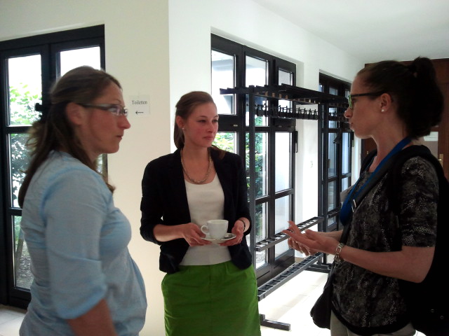 Ivana Barkijević im Gespräch mit den Alumnis Katja Kloos Anastasia Thulka (v.R.)