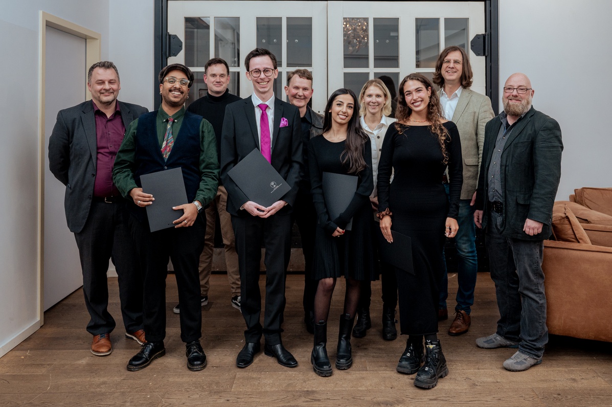 Schmuckgrafik: Gruppenfoto der Gewinner des Lehrvideopreises