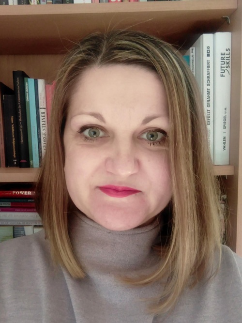 Portrait der Projektmitarbeitering. Zu Sehen ist Alina Timofte