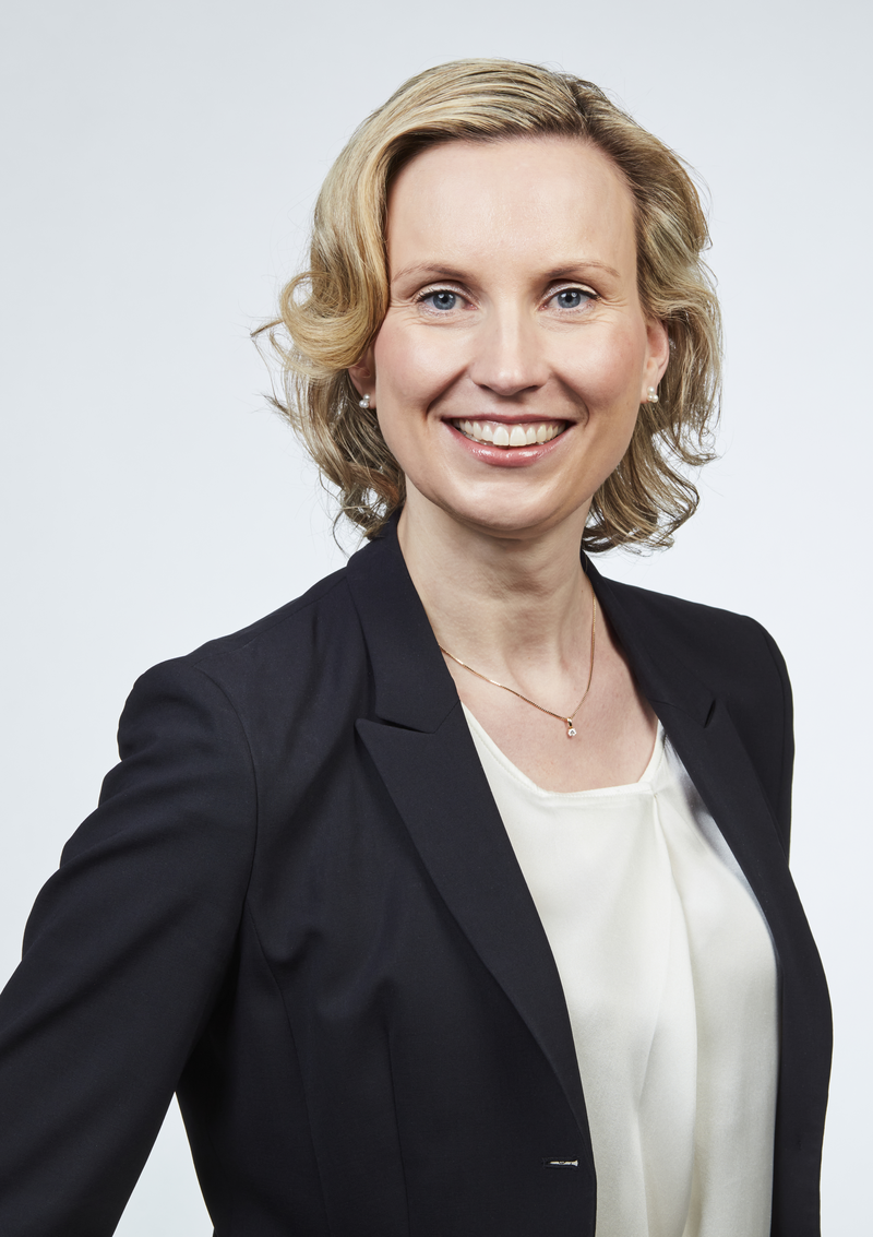 Portrait der Projektleiterin. Zu Sehen ist Professorin Doktor Corinna Ewelt-Knauer