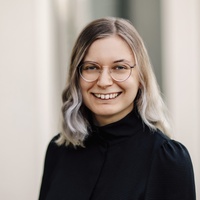 Portrait der Projektmitarbeiterin. Zu sehen ist Anna Kienitz