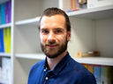 Portrait des Gruppenmitarbeiters. Zu Sehen ist Nico Wetekam