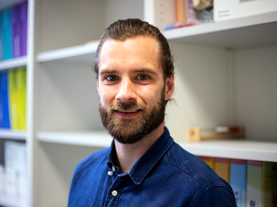 Portrait des Gruppenmitarbeiters. Zu Sehen ist Nico Wetekam