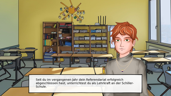 Die nichtbinäre Lehrkraft mit heller Haut, kurzen rötlich-blonden Haaren und grünlich-grauen Augen steht lächelnd in einem leeren Klassenzimmer mit gelben Wänden und Regalen voller Materialien. Im Textfeld steht: „Seit du im vergangenen Jahr dein Referendariat erfolgreich abgeschlossen hast, unterrichtest du als Lehrkraft an der Schiller-Schule.“