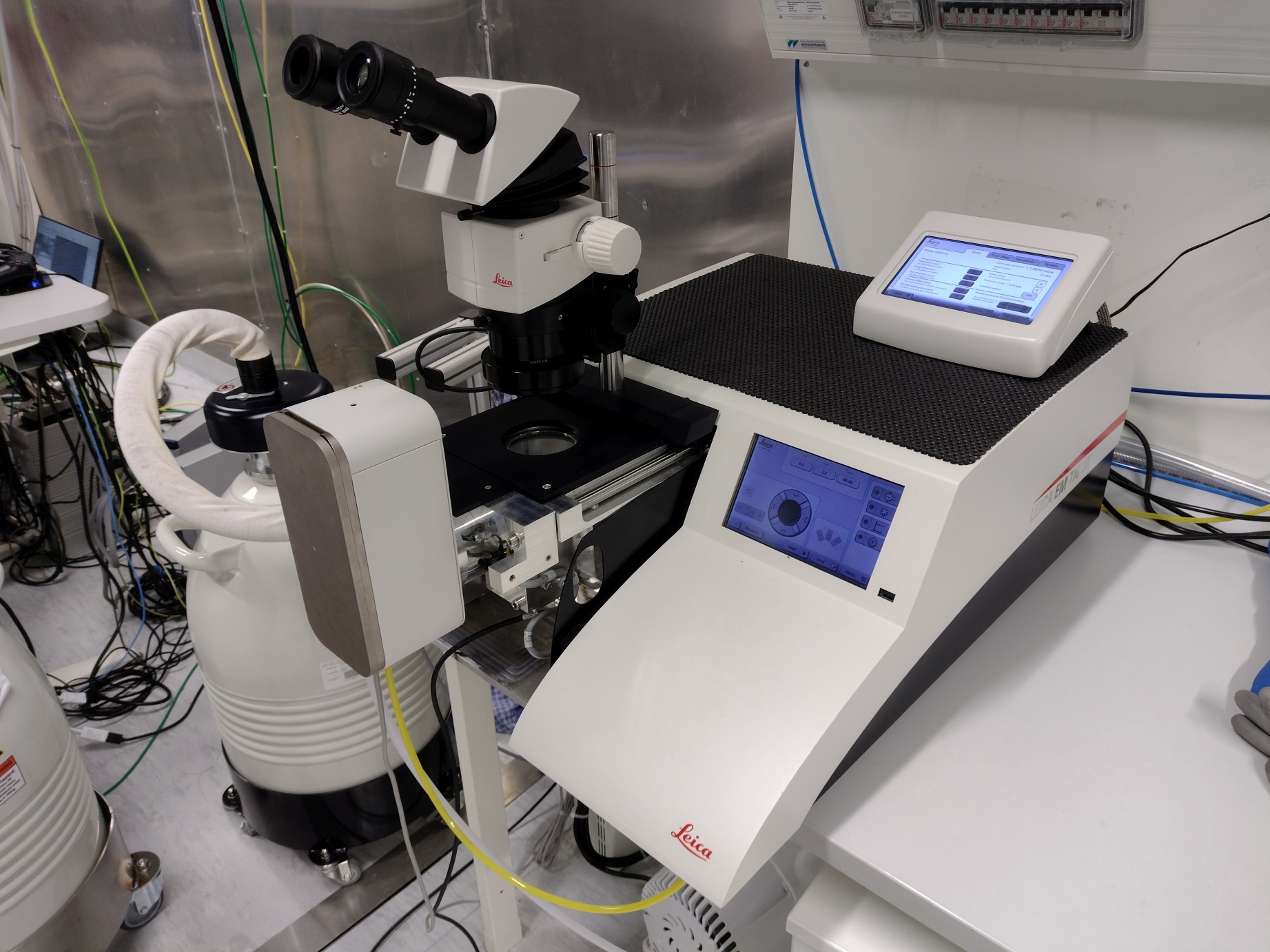 ELCH - Ionenstrahloplierer Leica (AG Janek)