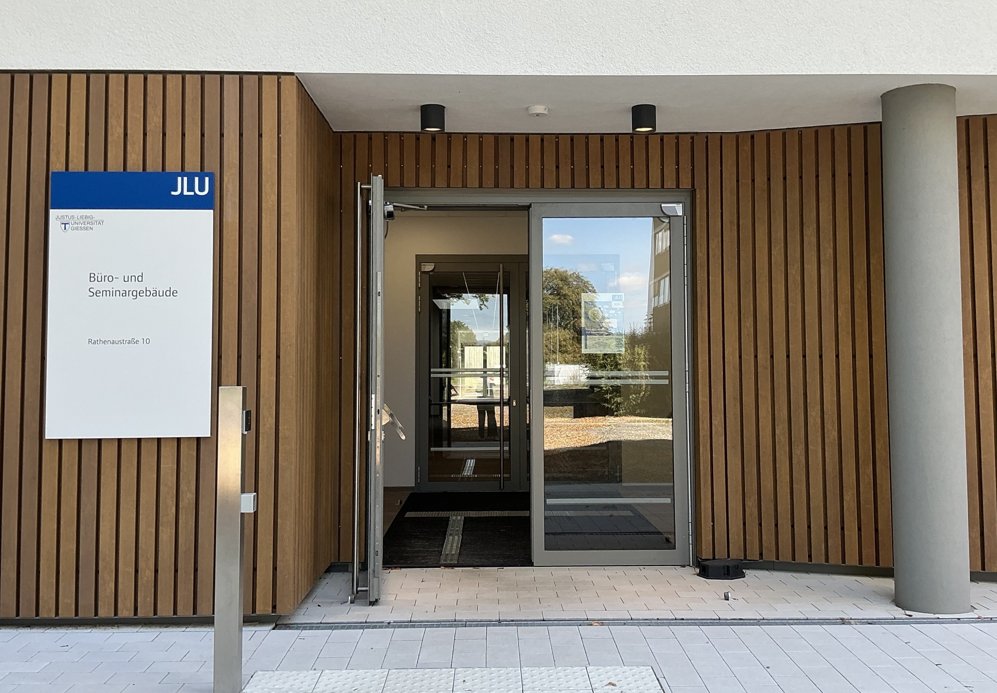 Haupteingang mit Schild.JPG