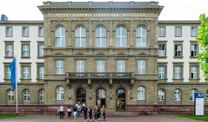 Hauptgebäude_Studierende1.jpg